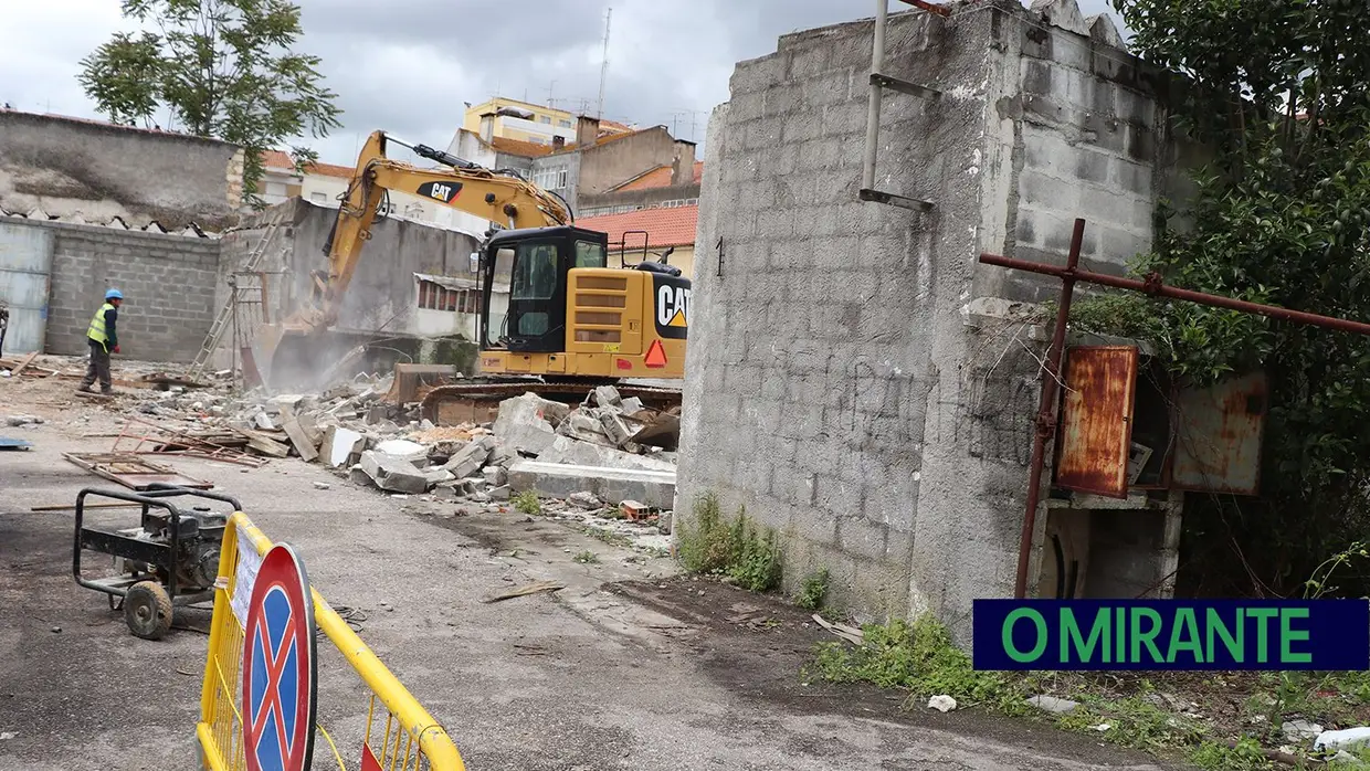 Demolição de armazéns no Cerco de São Lázaro em Santarém