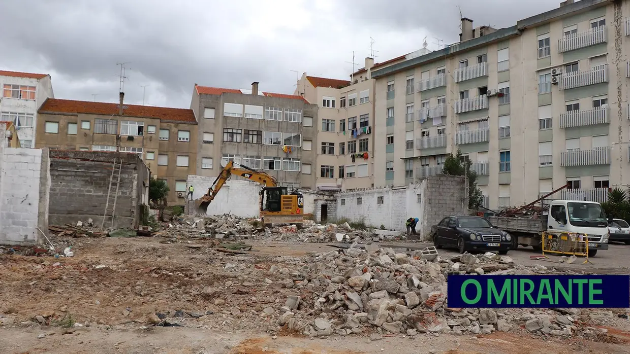 Demolição de armazéns no Cerco de São Lázaro em Santarém