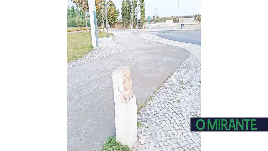 E pimba, alguém distraído chocou com a placa toponímica e lá foi ela E pimba, alguém distraído chocou com a placa toponímica e lá foi ela