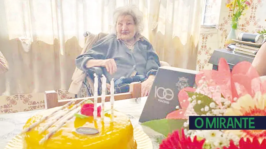 Os 102 anos da Dona Anica sem beijos nem abraços mas com muita alegria