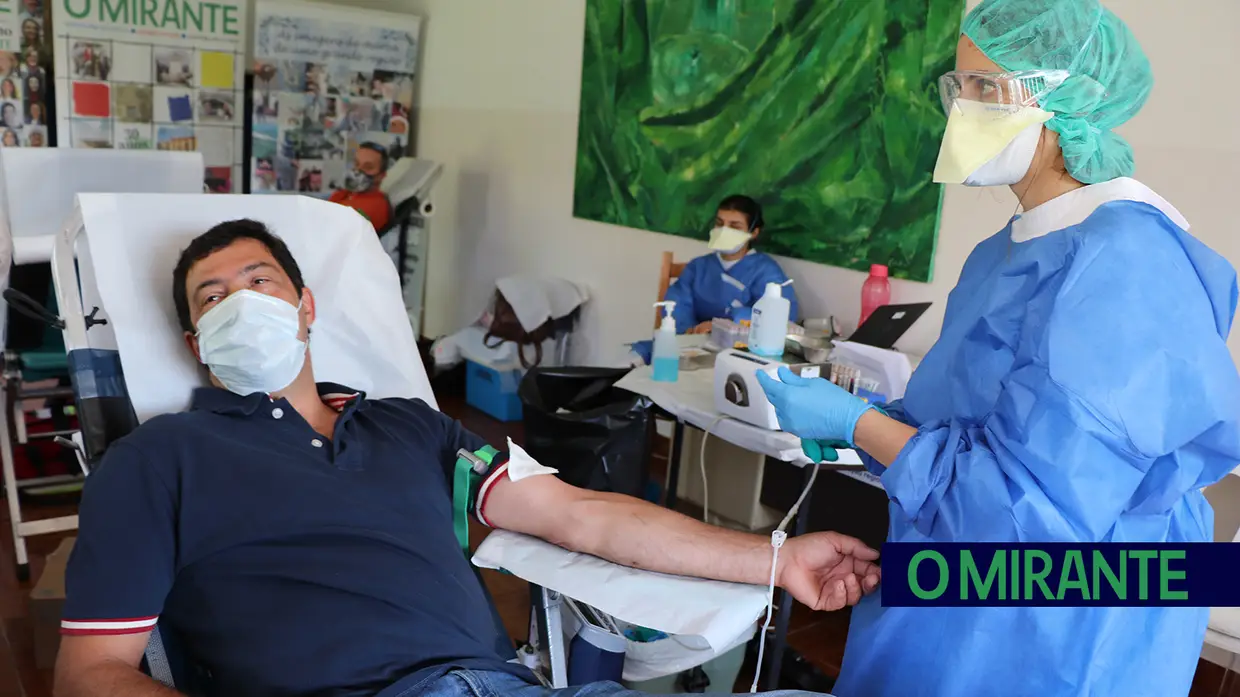 Momentos da dádiva de sangue nas instalações de O MIRANTE em Santarém