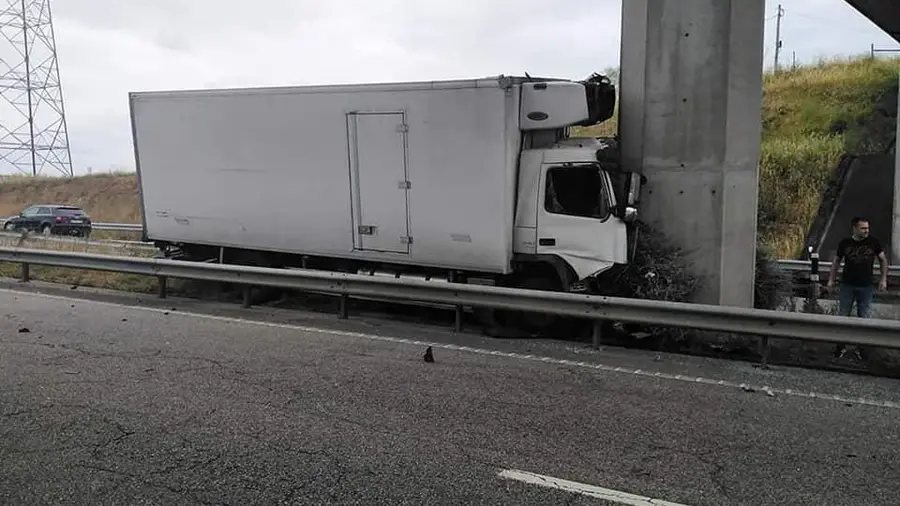 Pesado embate em pilar de viaduto na A23 em Meia Via e faz um ferido