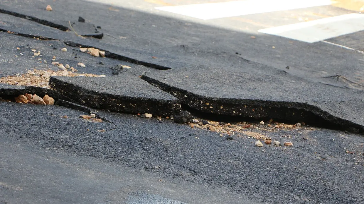 Trânsito cortado na Rua António Sérgio em VFX devido a ruptura de conduta de água