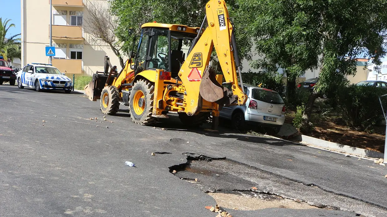 Trânsito cortado na Rua António Sérgio em VFX devido a ruptura de conduta de água