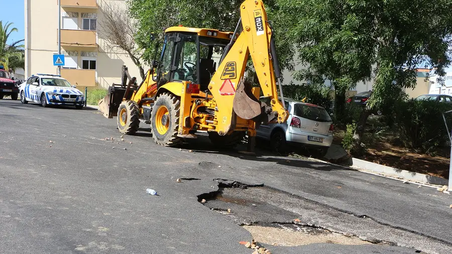 Trânsito cortado na Rua António Sérgio em VFX devido a ruptura de conduta de água