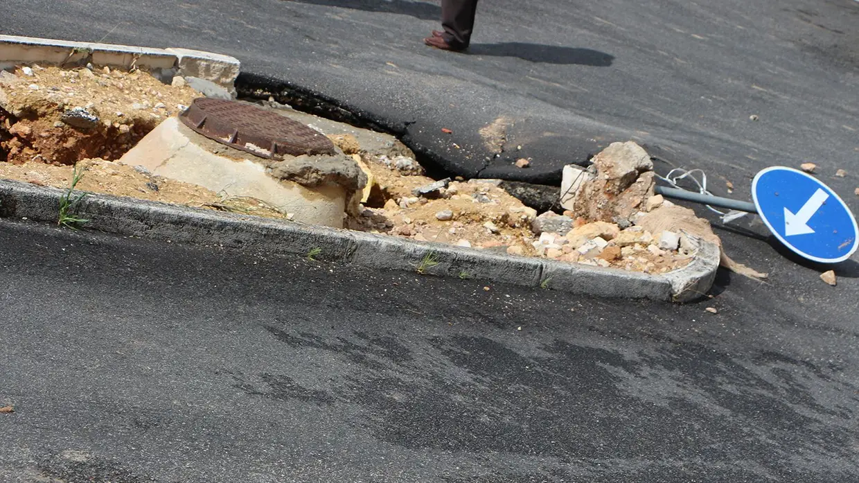 Trânsito cortado na Rua António Sérgio em VFX devido a ruptura de conduta de água