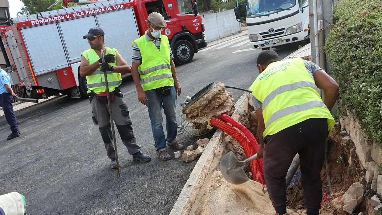 Trânsito cortado na Rua António Sérgio em VFX devido a ruptura de conduta de água