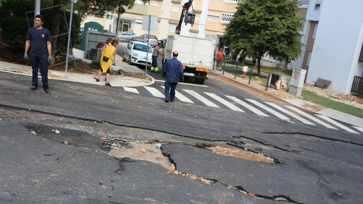 Trânsito cortado na Rua António Sérgio em VFX devido a ruptura de conduta de água