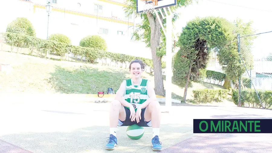 Mariana Cegonho joga basquetebol no Sporting mas o seu grande orgulho é jogar na selecção Mariana Cegonho joga basquetebol no Sporting mas o seu grande orgulho é jogar na selecção