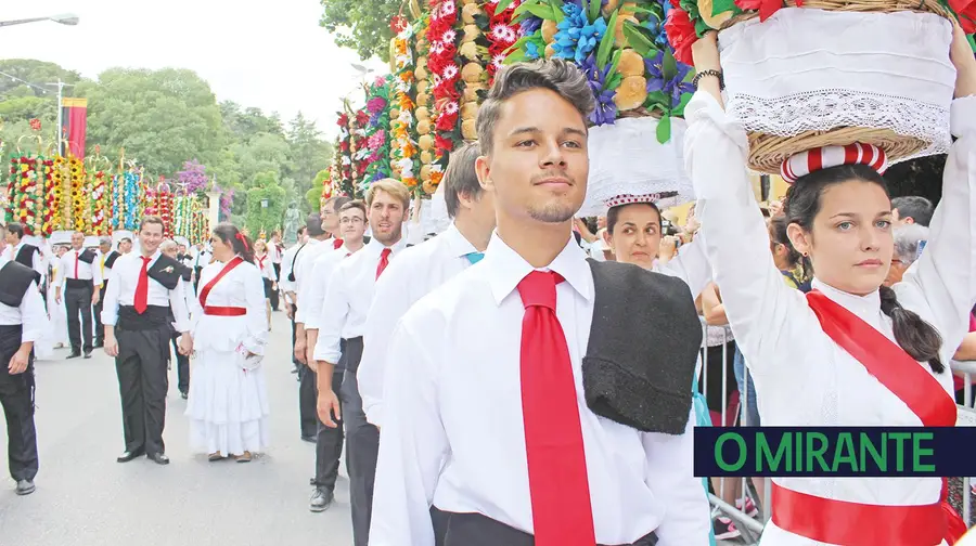 Dormem ao relento para se inscreverem no cortejo da Festa dos Tabuleiros Dormem ao relento para se inscreverem no cortejo da Festa dos Tabuleiros