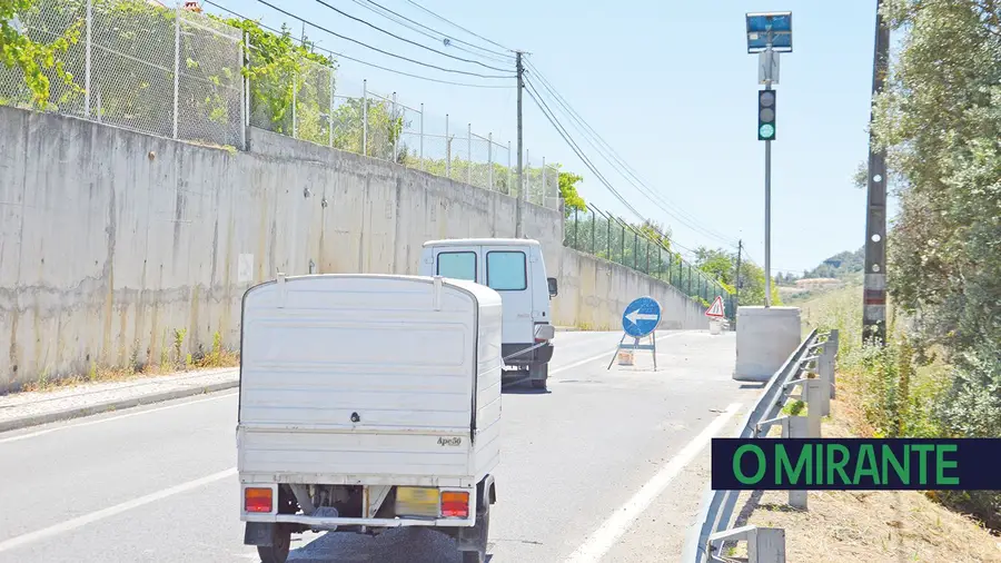 Abatimento em estrada esgota paciência de moradores de Alhandra e Arruda