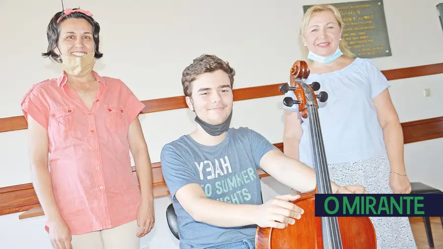 Música não deve ser uma linguagem elitista e só ao alcance de alguns Música não deve ser uma linguagem elitista e só ao alcance de alguns