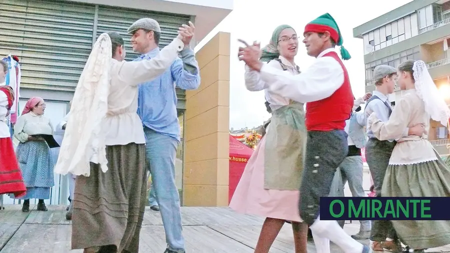 Junho é um mês de festas por excelência. Celebram-se os santos populares e vários municípios, cidades e vilas da região realizam também as s Junho é um mês de festas por excelência. Celebram-se os santos populares e vários municípios, cidades e vilas da região realizam também as s