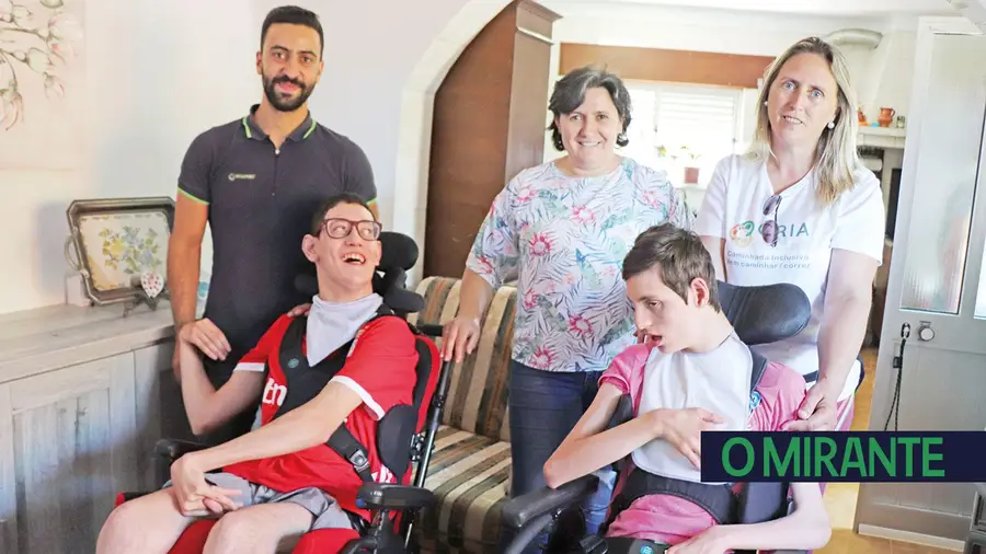 Onda de solidariedade deu cadeira de rodas nova ao Vitinho Onda de solidariedade deu cadeira de rodas nova ao Vitinho