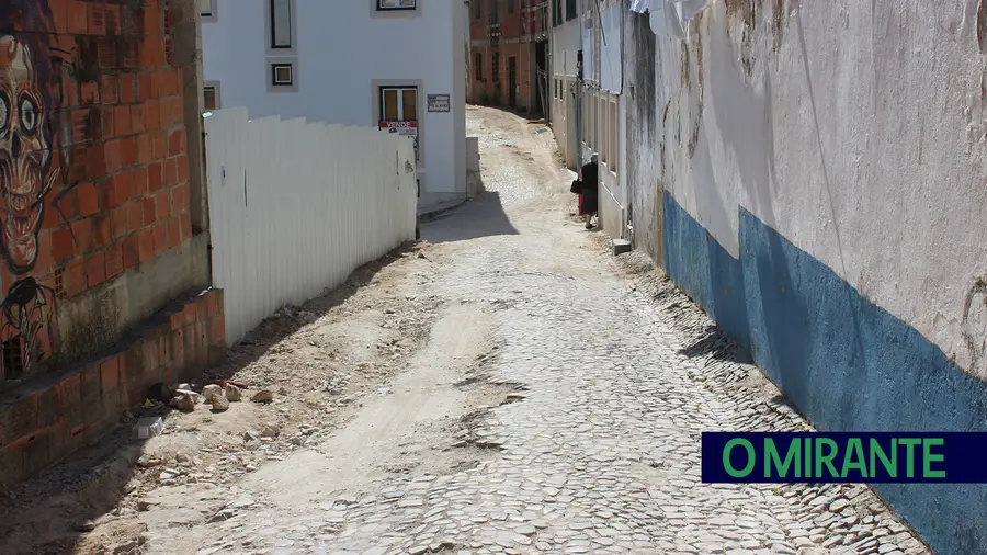 Águas de Santarém melhora piso da Rua 15 de Março