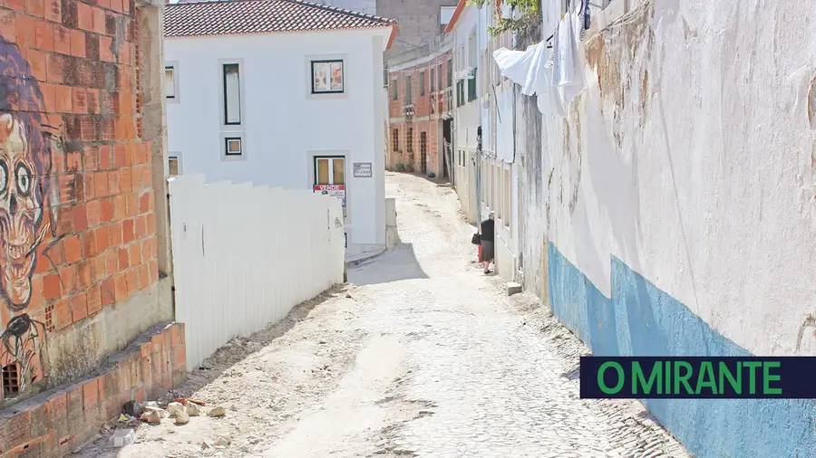 Águas de Santarém melhora piso da Rua 15 de Março