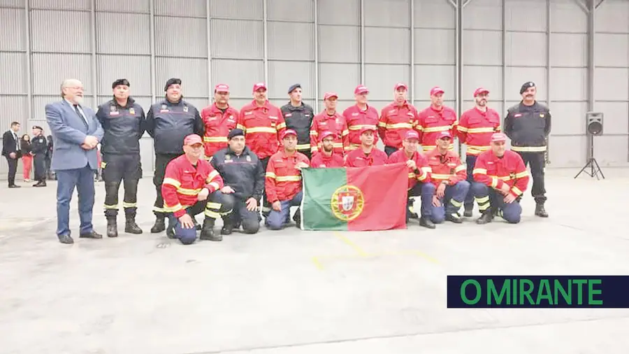 Os bombeiros e agentes da Protecção Civil