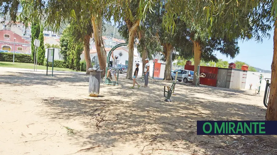 Invasão de carros em jardim de Vila Franca de Xira gera protestos Invasão de carros em jardim de Vila Franca de Xira gera protestos