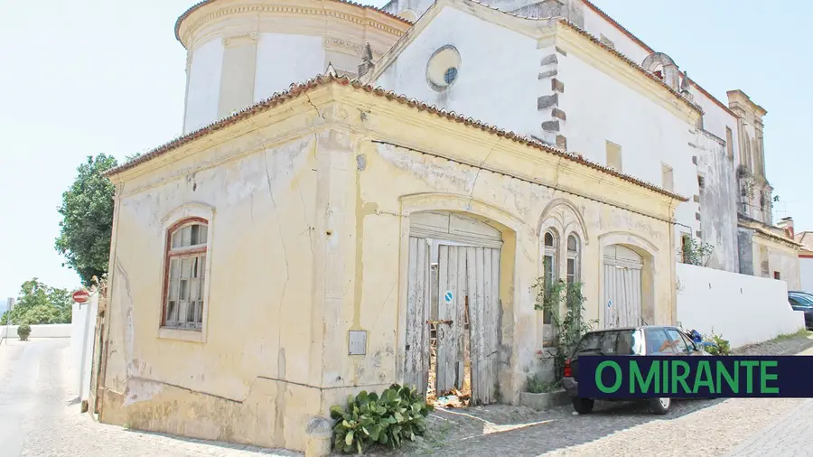 Casa vendida há dois anos por 35 mil euros regressa à posse da Câmara de Abrantes Casa vendida há dois anos por 35 mil euros regressa à posse da Câmara de Abrantes