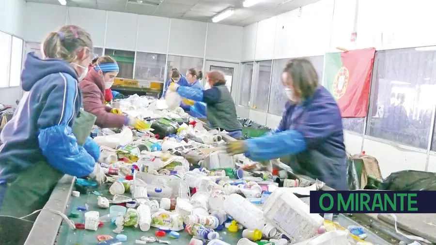 Mais de metade do lixo doméstico continua a ir para aterro e isso paga-se caro Mais de metade do lixo doméstico continua a ir para aterro e isso paga-se caro