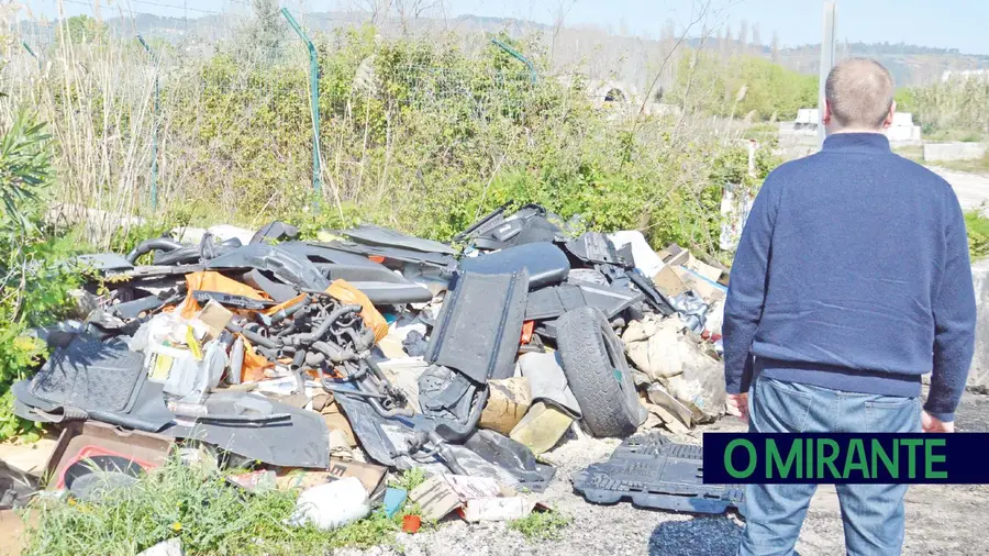 Os montes de lixo  no mato ou à beira  das estradas vão aumentar 