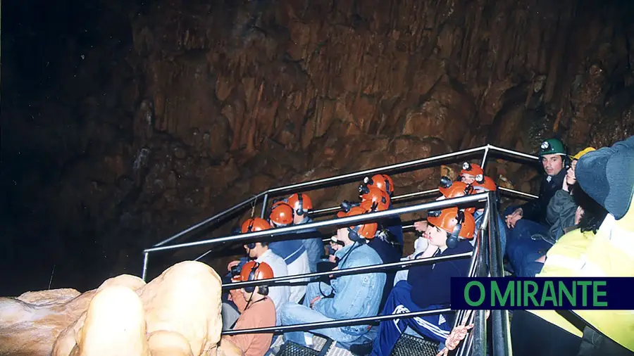 A beleza oculta das profundezas na gruta do Algar do Pena