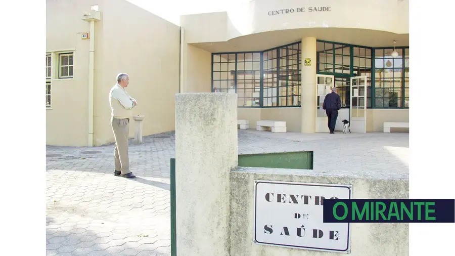 Ir ao centro de saúde para ter uma consulta por telefone