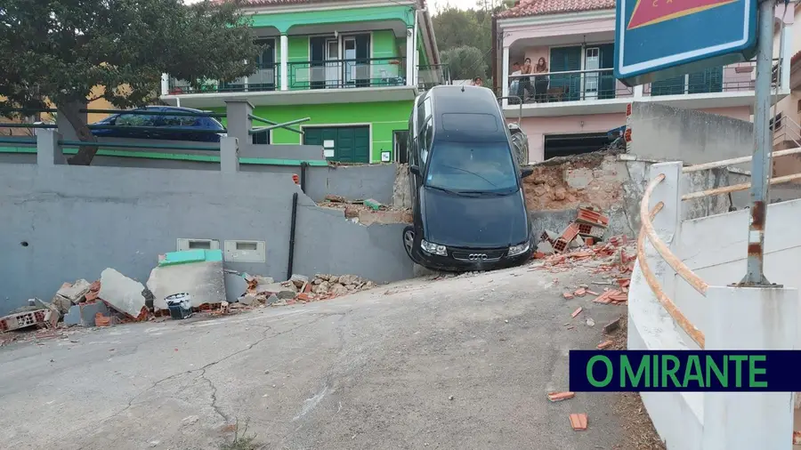Condutora despista-se e destrói muro em Castanheira do Ribatejo