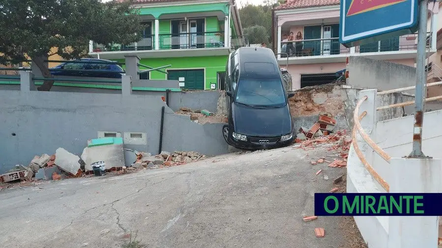 Carro desgovernado destrói muro em Castanheira do Ribatejo