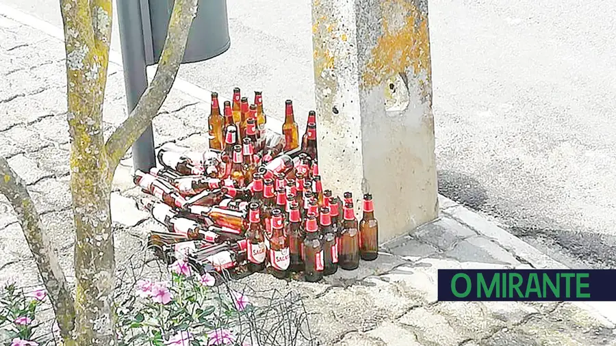 Garrafas de cerveja amontoadas nas ruas de Vila Nova de Erra
