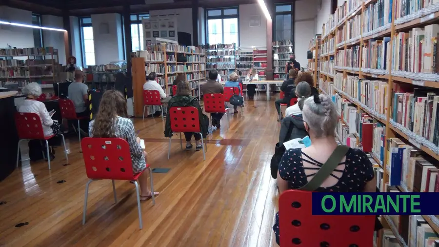 Uma conferência de imprensa muito concorrida Uma conferência de imprensa muito concorrida
