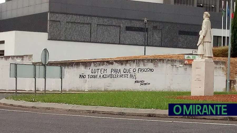 Mural de homenagem a Bernardo Santareno gera polémica em Santarém