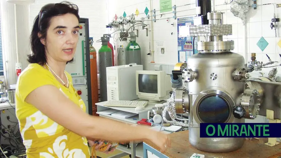 Elvira Fortunato premiada pela Comissão Europeia por primeiro ecrã transparente Elvira Fortunato premiada pela Comissão Europeia por primeiro ecrã transparente