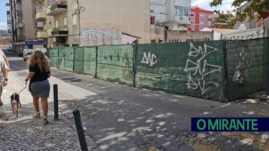 Moradores de Alverca conseguem nova vitória na justiça contra prédio de cinco andares Moradores de Alverca conseguem nova vitória na justiça contra prédio de cinco andares