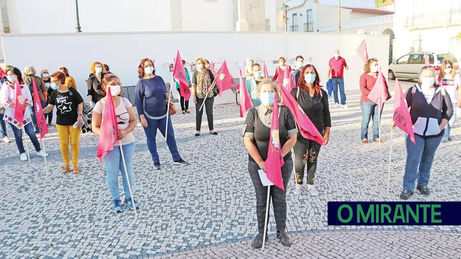 Trabalhadores da Avipronto lutam pelo fim dos cortes nas horas extra Trabalhadores da Avipronto lutam pelo fim dos cortes nas horas extra