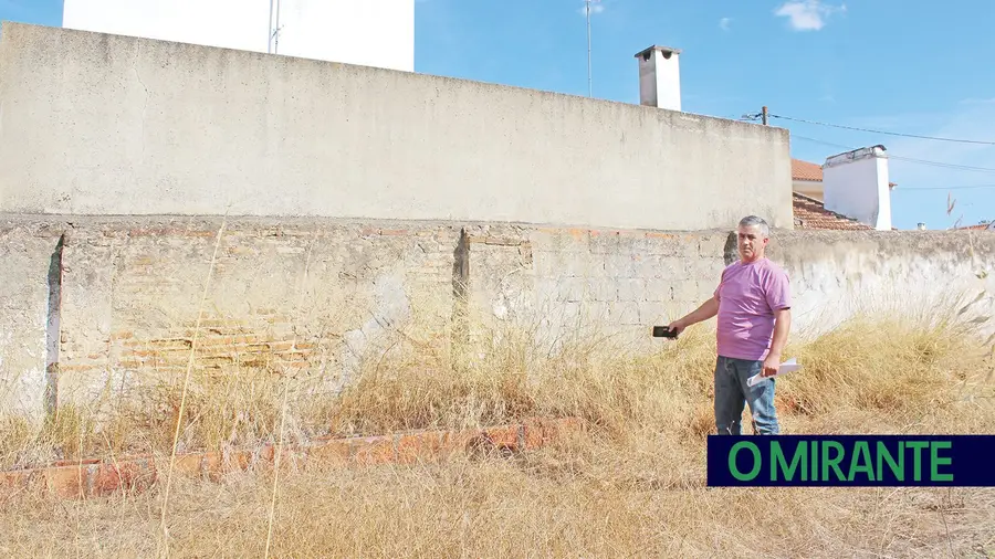 Construção clandestina em Couço no terreno do vizinho