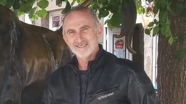 Professor morre atropelado por camião após embater de mota contra javali Professor morre atropelado por camião após embater de mota contra javali