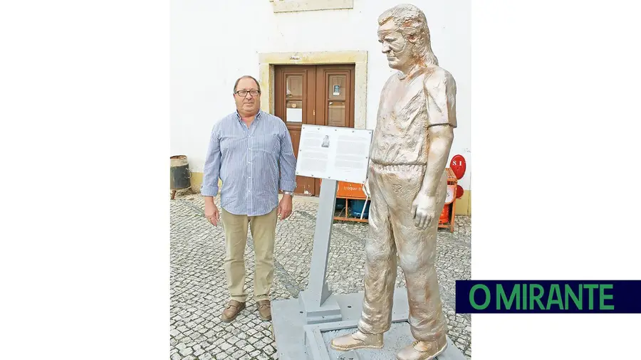 Escultor de Montalvo expõe a sua arte pelas ruas do concelho Escultor de Montalvo expõe a sua arte pelas ruas do concelho