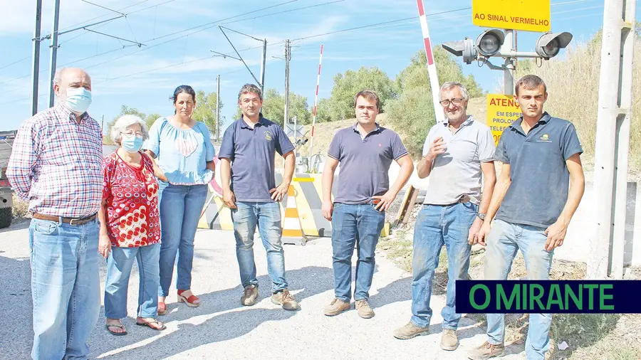 Agricultores são os mais prejudicados pelo fecho da passagem de nível do Peso