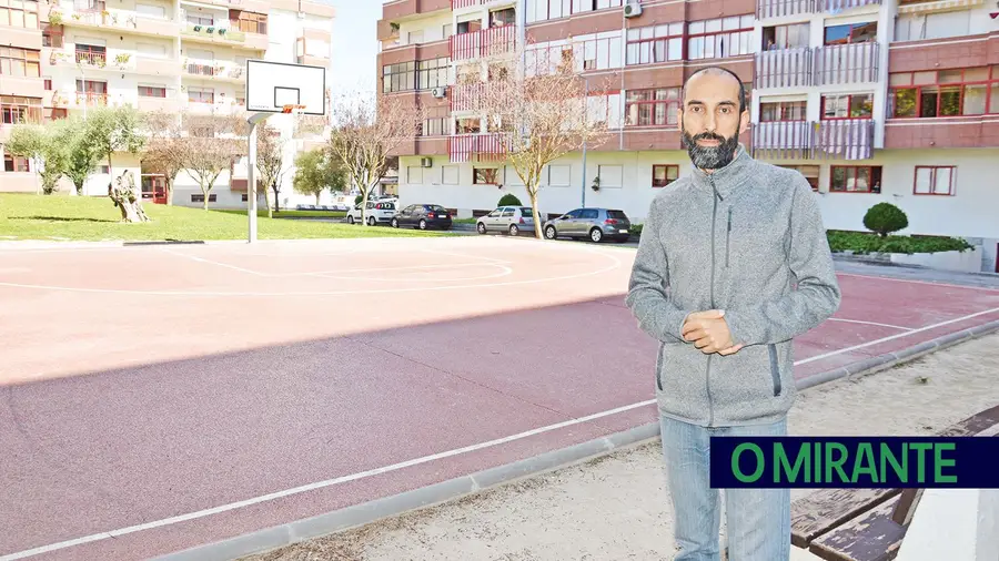 Basquetebol nocturno  no meio de prédios não dá descanso aos moradores  