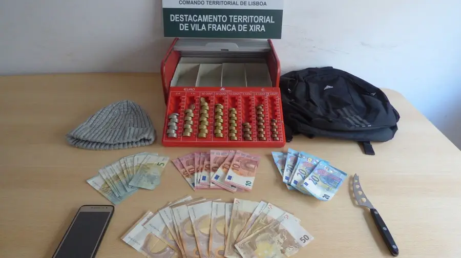 Assaltou CTT de Vialonga e foi apanhado quando entrava para um táxi Assaltou CTT de Vialonga e foi apanhado quando entrava para um táxi