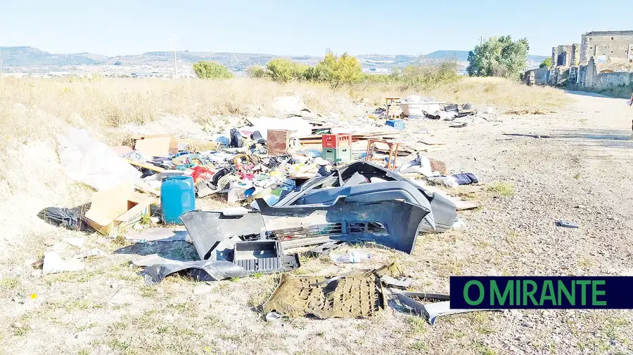 Resíduos perigosos continuam a amontoar-se às portas de Vialonga Resíduos perigosos continuam a amontoar-se às portas de Vialonga