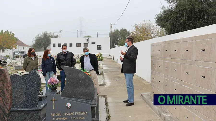 Cemitérios de Casais da Charneca  e S. Vicente do Paul com mais espaço