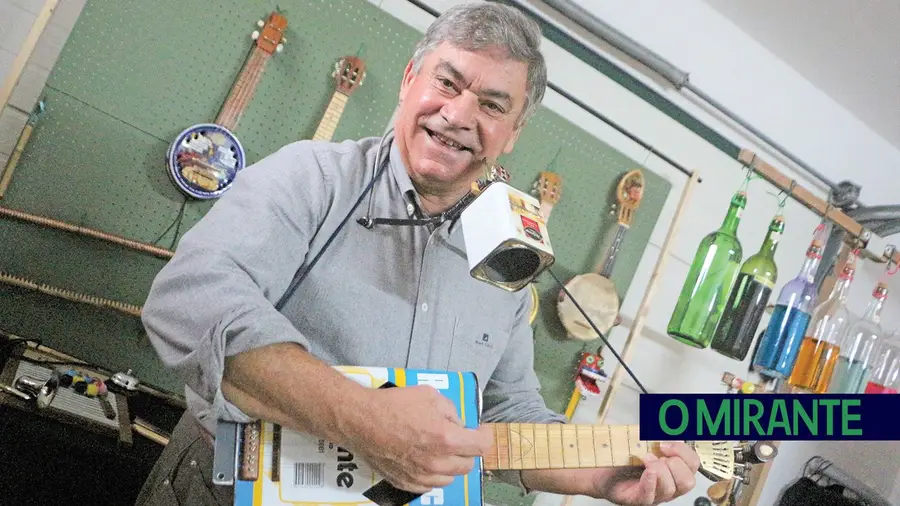 Transforma o lixo dos vizinhos em instrumentos e marionetas 