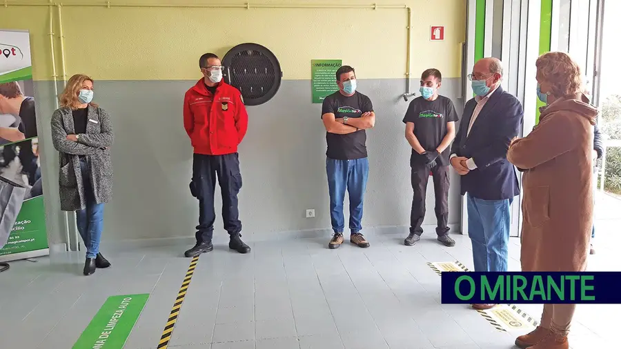 A magia de lavar um carro com dois litros de água e sem produtos químicos A magia de lavar um carro com dois litros de água e sem produtos químicos