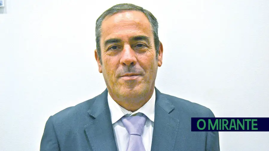 “Na sociedade de consumo não se olha a meios para atingir certos fins e muito do que se produz é supérfluo “Na sociedade de consumo não se olha a meios para atingir certos fins e muito do que se produz é supérfluo