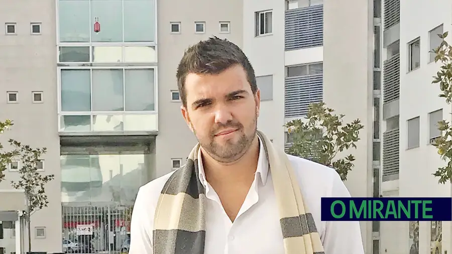 “Com tanta tecnologia ao dispor não se justifica gastar tanto papel e consumíveis” “Com tanta tecnologia ao dispor não se justifica gastar tanto papel e consumíveis”