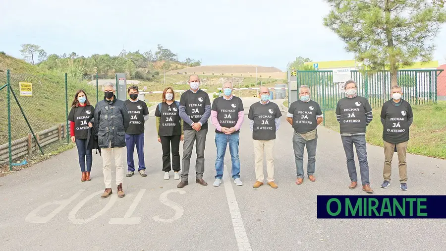 Azambuja veste-se de negro e sai à rua contra o aterro