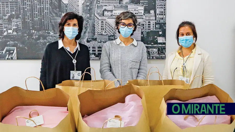 Unidade de Senologia do Hospital de Santarém promove doação de lenços e gorros Unidade de Senologia do Hospital de Santarém promove doação de lenços e gorros
