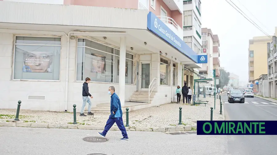Bancos cortam presença e serviços em Vialonga e geram contestação Bancos cortam presença e serviços em Vialonga e geram contestação